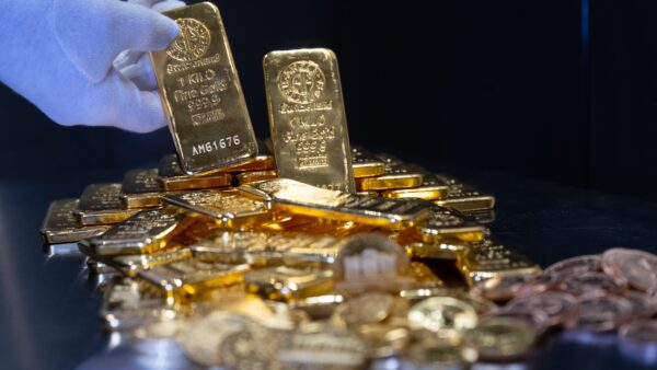 Rising Bond Yields Drag Gold Prices Down Amid Higher Oil Costs