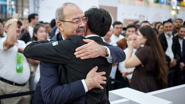 Uzbek Team Wins Gold at Samarkand Chess Olympiad Amid Youthful Celebration