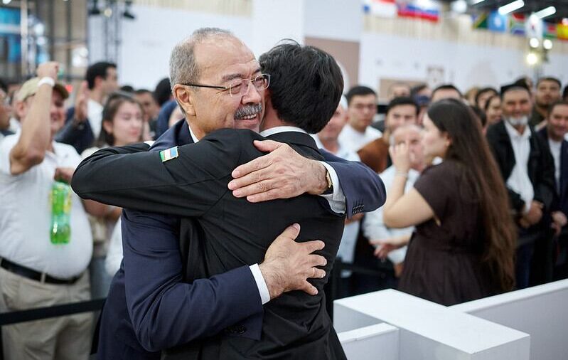 Uzbek Team Wins Gold at Samarkand Chess Olympiad Amid Youthful Celebration