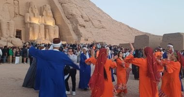 7 فرق شعبية تختتم عروضها أمام معبد أبوسمبل مع تعامد الشمس على رمسيس الثاني