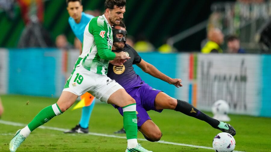 Barcelona Faces Travel Delay Ahead of PSG Clash