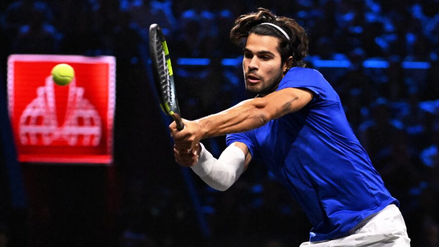 Alcaraz Overcomes Aggressive Michelsen to Reach Tokyo Round of 16