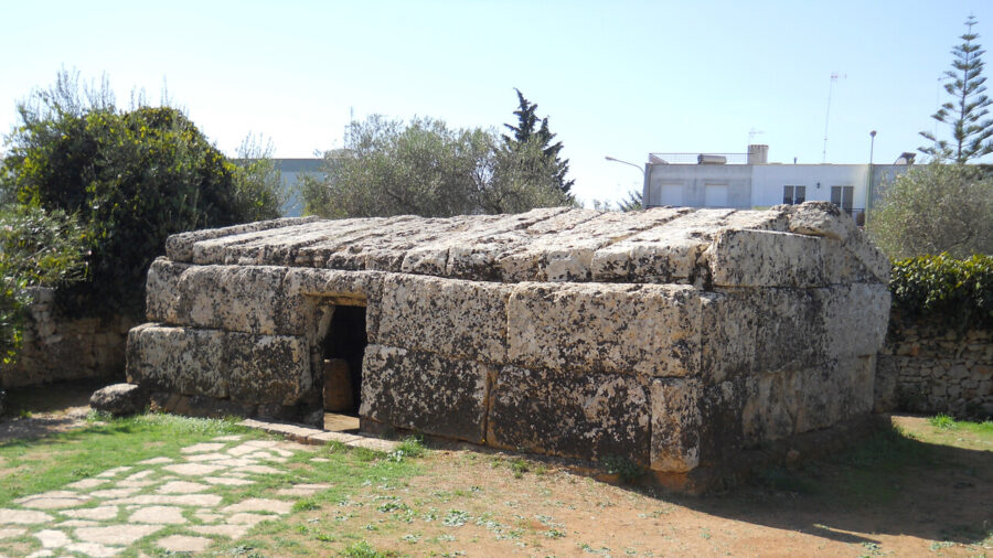 Solving the Mystery of the Centopietre Monument in Patù