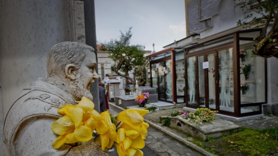 Naples Implements Traffic Restrictions Near Cemeteries for Upcoming Weekends