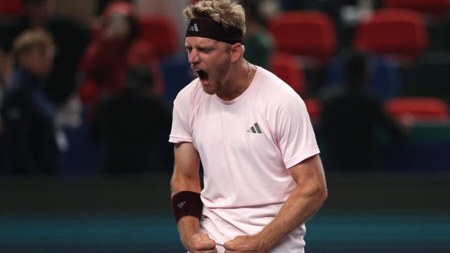 Alejandro Davidovich Defeats Hubert Hurkacz at Shanghai Masters