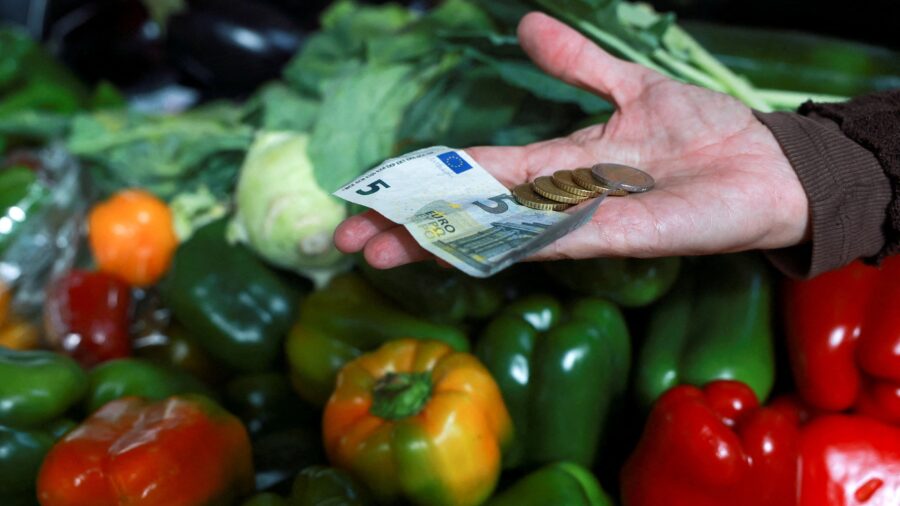 Euro Slides 3.2% as Dollar Gains Strength Amid Rising French Risk Premium