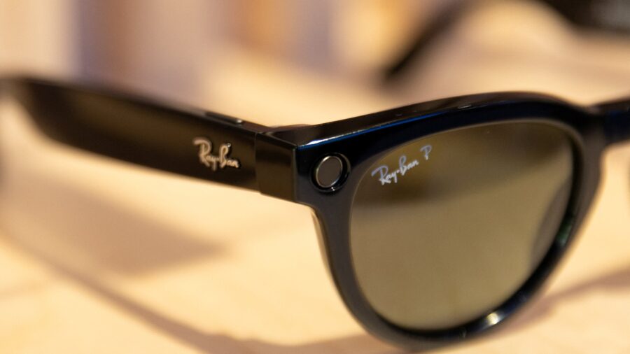 EssilorLuxottica Shares Rise Amid Uncertainty Over AI Strategy