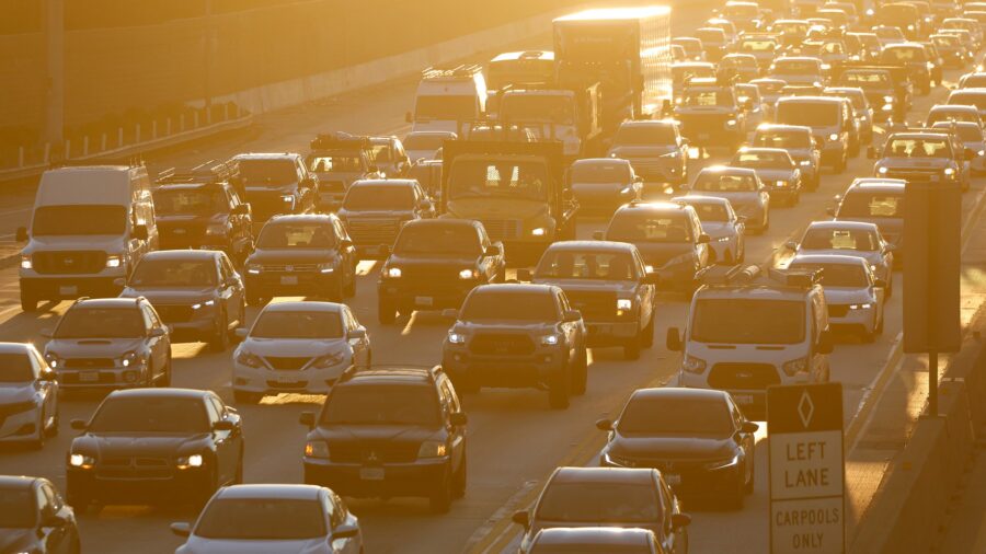 US Auto Loan Market Faces Stability Risks as Vehicle Ages Rise