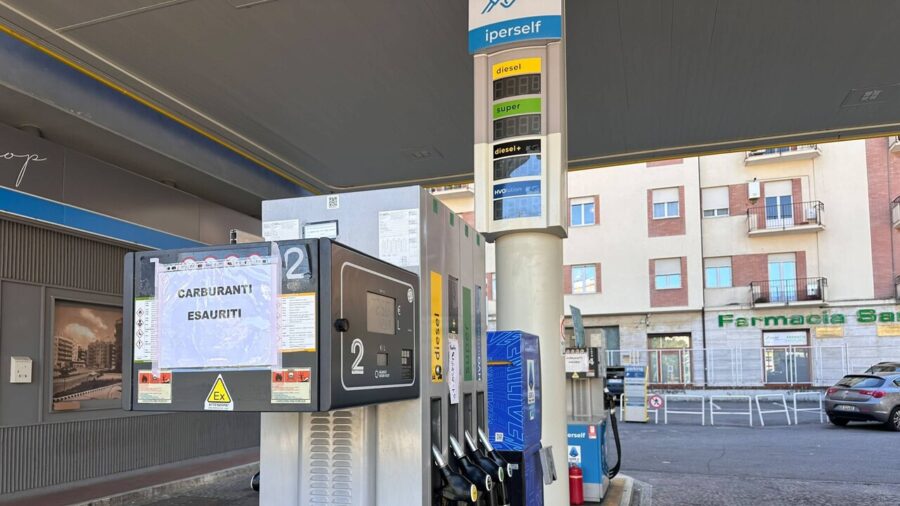 Fuel Shortages Reported in Cosenza Amid Refinery Protests