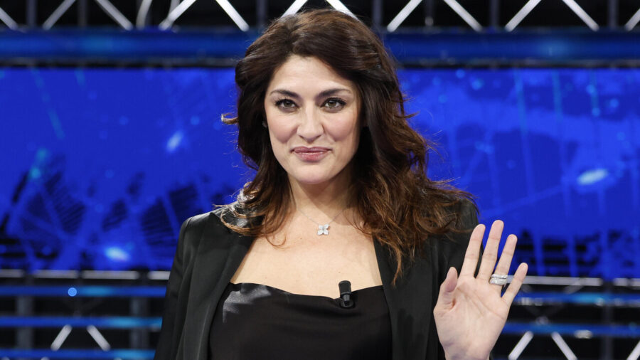 Elisa Isoardi Faces Online Backlash Over Controversial Photo