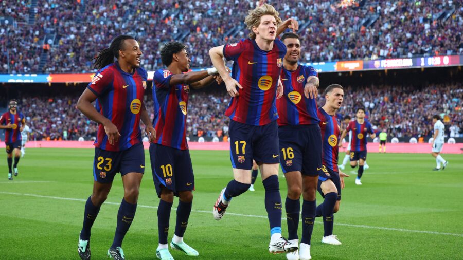 FC Barcelona Players Raphinha and De Jong Train During Team Travel