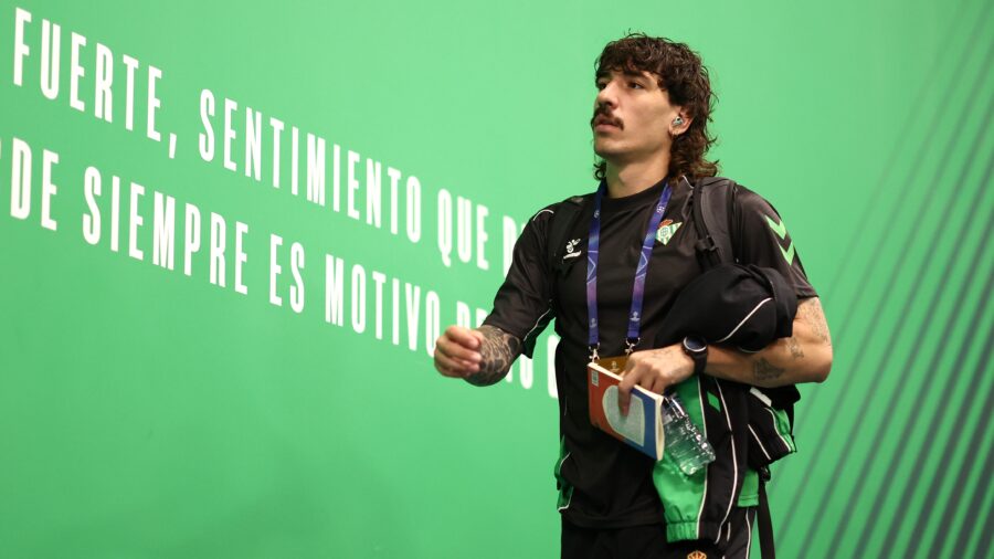 Real Betis Player Héctor Bellerín Files Hate Crime Complaint Against YouTuber
