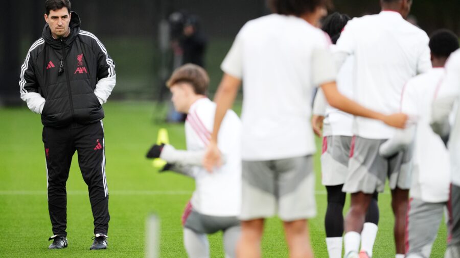 Iñigo Pérez faces former teammate Andoni Iraola at Liverpool in Champions League clash