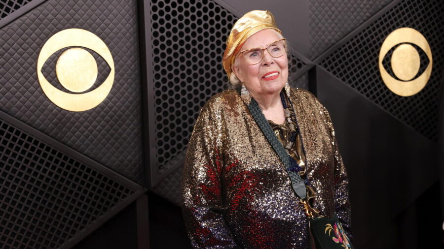 Joni Mitchell Becomes U.S. Citizen After Decades in America