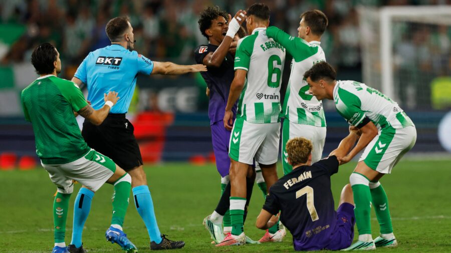 Lamine Yamal Scores Stunner During Barcelona Match