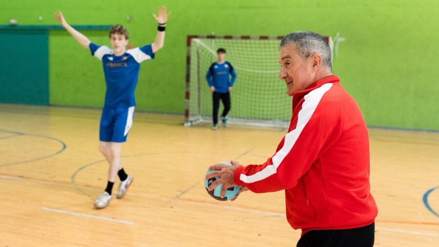 Handball Coach Manolo Cadenas Helps Young Cancer Survivor Return to the Court