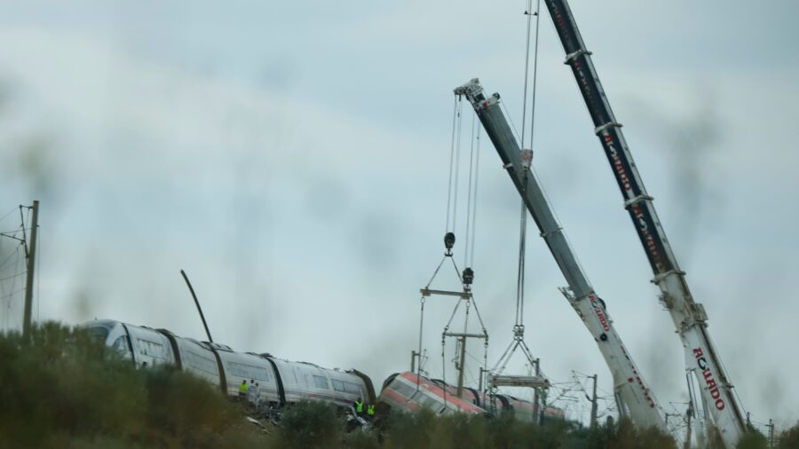 Spanish Civil Servants Demand Technical Independence After Rail Crash