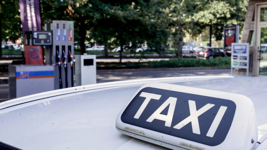 Italian Taxi Drivers Plan Monday Protest Over Fuel Costs