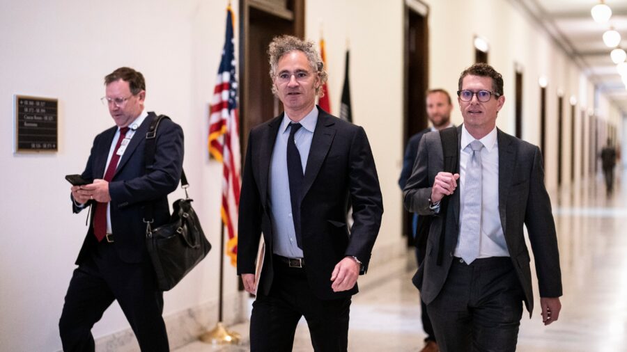 Palantir Shares Surge to Record High, Market Cap Tops $500 Billion