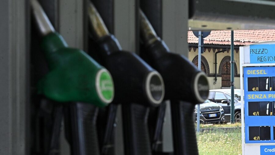 Italian Gasoline Prices Edge Lower as Diesel Remains Steady