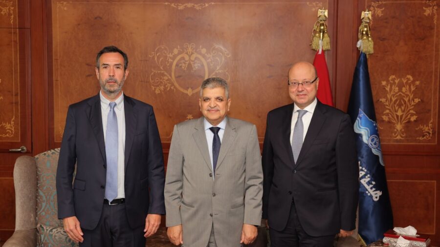 Suez Canal Authority, Hapag-Lloyd Discuss Restoring Shipping Services