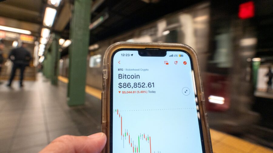 Crypto Market Stabilizes One Year After Sharp October Sell-Off