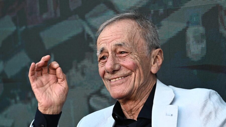 Roberto Vecchioni Clarifies Future Plans After Emotional Concert