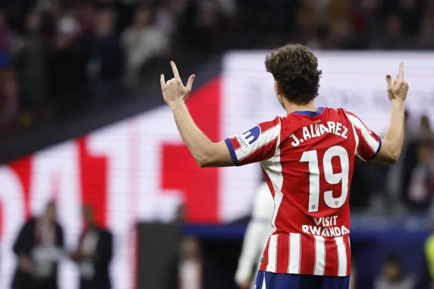 خوليان ألفاريز يعتذر لجماهير أتلتيكو مدريد بعد تصريحاته بشأن برشلونة