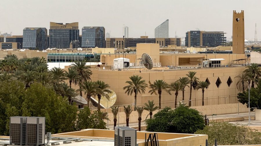 الخارجية الأمريكية تأمر بمغادرة الموظفين غير الأساسيين من سفارتها في الرياض
