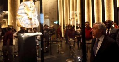 أنطونيو جوتيريش يزور المتحف المصري الكبير ويقف أمام قناع توت عنخ آمون