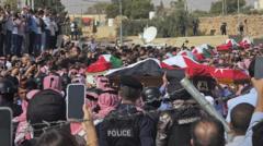 آلاف الأردنيين يودعون ضحايا هجوم الكرك في جنازة مهيبة