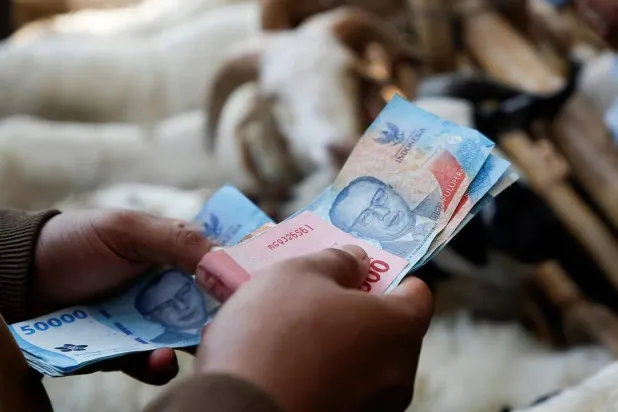 البنك المركزي الإندونيسي يواصل التدخل في سوق الصرف لحماية الروبية