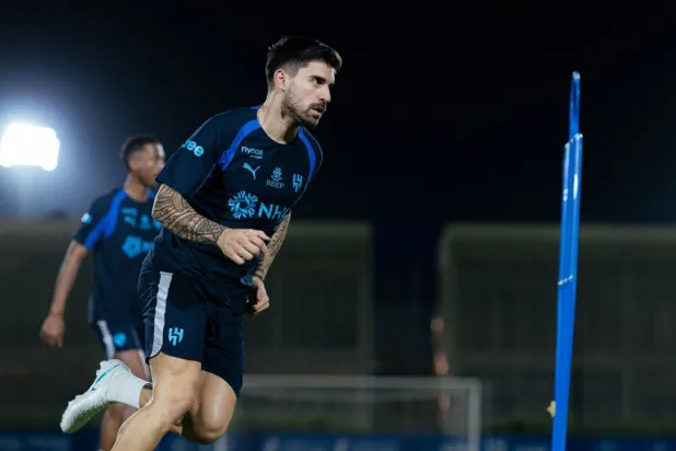 الهلال يسعى لاستعادة صدارة الدوري السعودي أمام الفتح