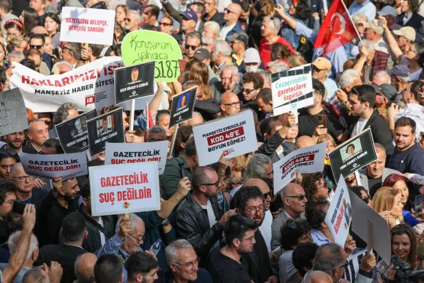 احتجاجات في 10 ولايات تركية تنديداً بتوقيف صحافيين وإغلاق قنوات معارضة