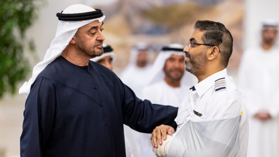 رئيس الإمارات يكرم طاقم رحلة “فلاي دبي” بوسام زايد الثاني