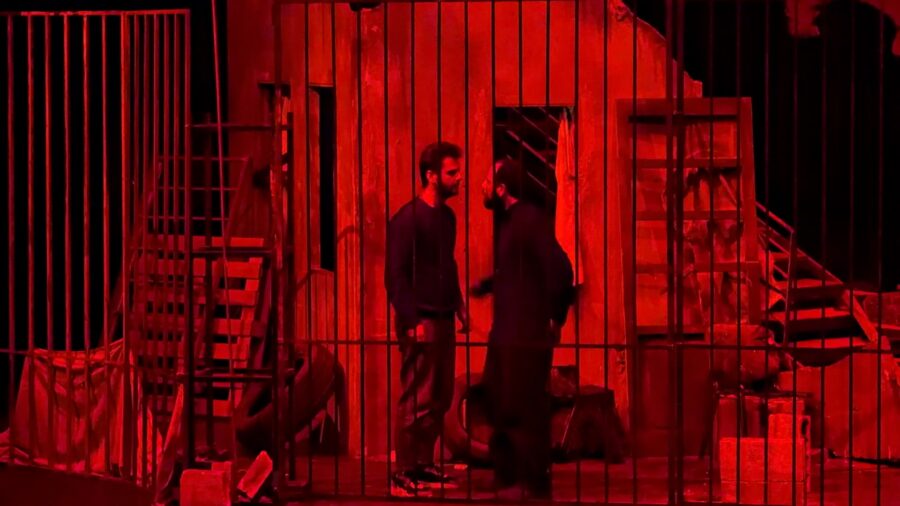 مسرحية “فيلم هندي” في دمشق: صراع النجاة في مواجهة العبث