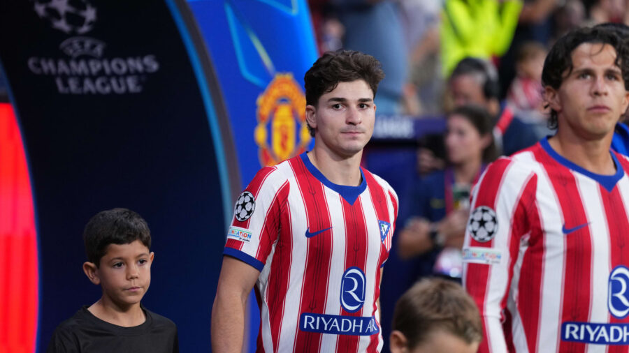 رابطة الدوري الإسباني تغرم برشلونة بسبب مفاوضات مع خوليان ألفاريز