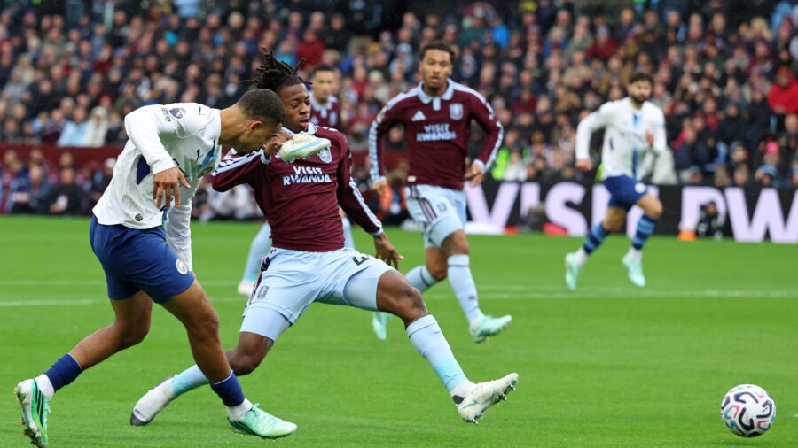 لقطة طريفة في الدوري الإنجليزي: لاعب يواصل الركض حافي القدمين