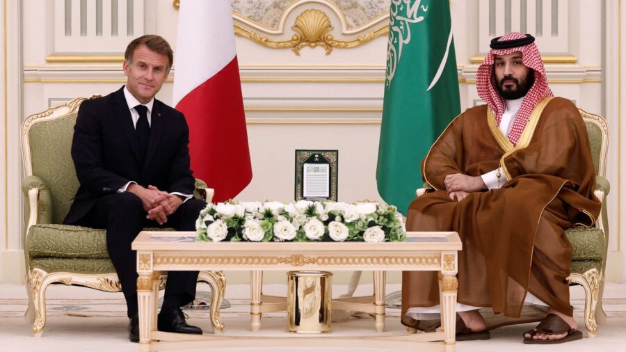 ماكرون يلتقي ولي العهد السعودي في الرياض لتعزيز التعاون الثنائي