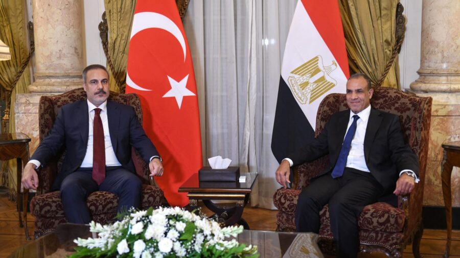 مصر وتركيا تبحثان الملف الليبي في إسطنبول وسط تباين المواقف حول الحدود البحرية