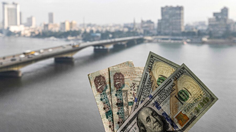 الجنيه المصري تحت ضغوط الصرف وسط توترات إقليمية وتقلبات استثمارية