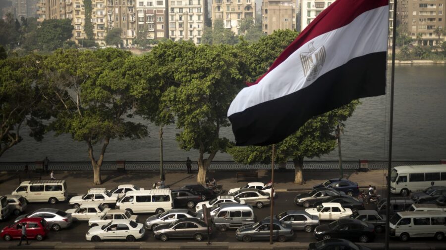 اختراق لوحة إعلانية في القاهرة وبث لقطات غير لائقة