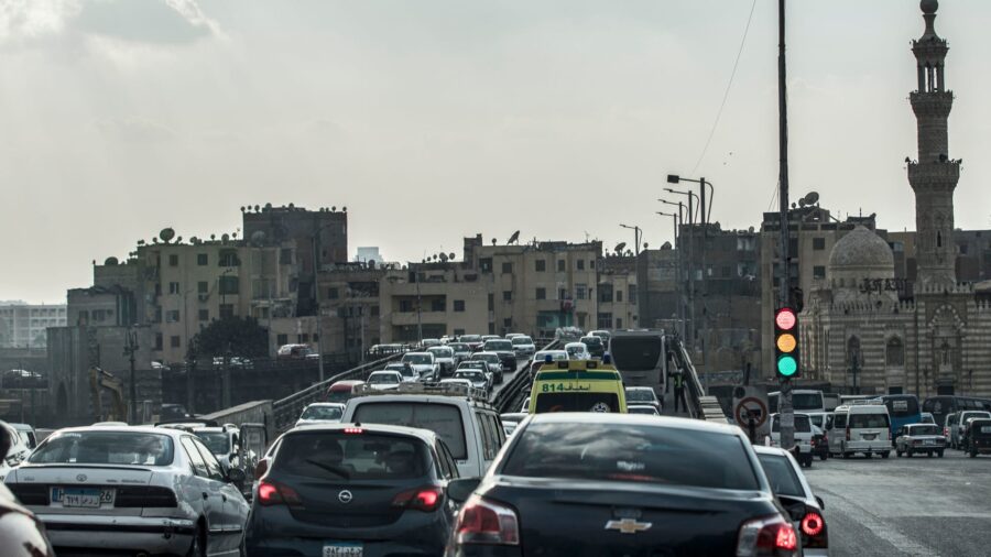 لجنة برلمانية مصرية توافق مبدئياً على إعفاء سيارات «تشغيل الشباب» من الضرائب