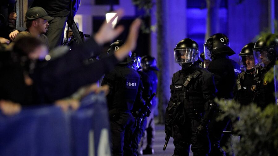 اعتقال نحو 100 شخص في برشلونة إثر تحول احتجاجات إلى أعمال شغب