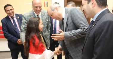 وزير الطيران المدني يكرم بطلة “تحدي القراءة العربي” في مطار القاهرة الدولي