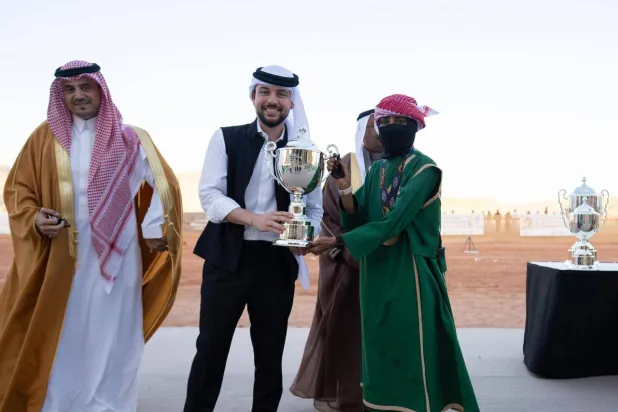 ولي عهد الأردن يمنح المنتخب السعودي للهجن لقب البطولة الدولية الثانية للقدارة والتحمل
